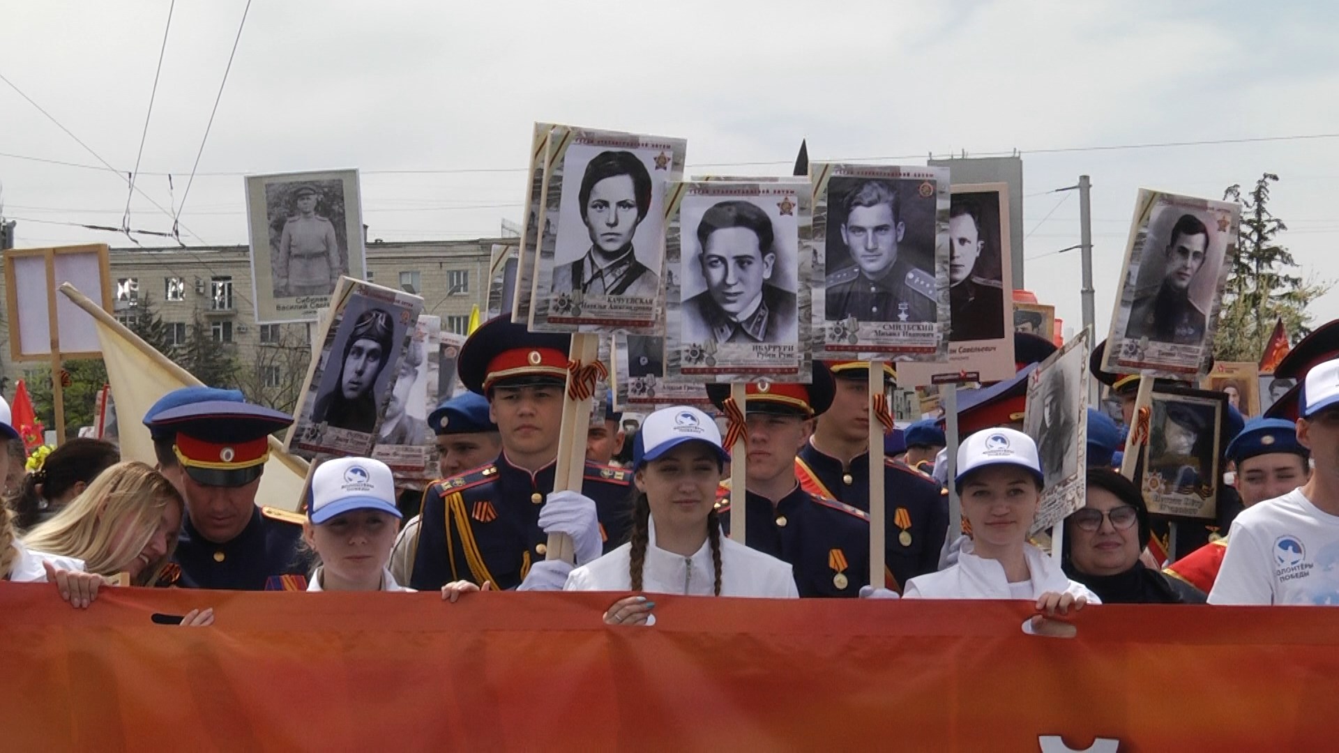 Волгоградцам разъяснили, как правильно прикрепить портрет героя на машину